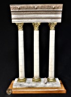 tre colonne del tempio di Adriano a piazza di pietra con fregio